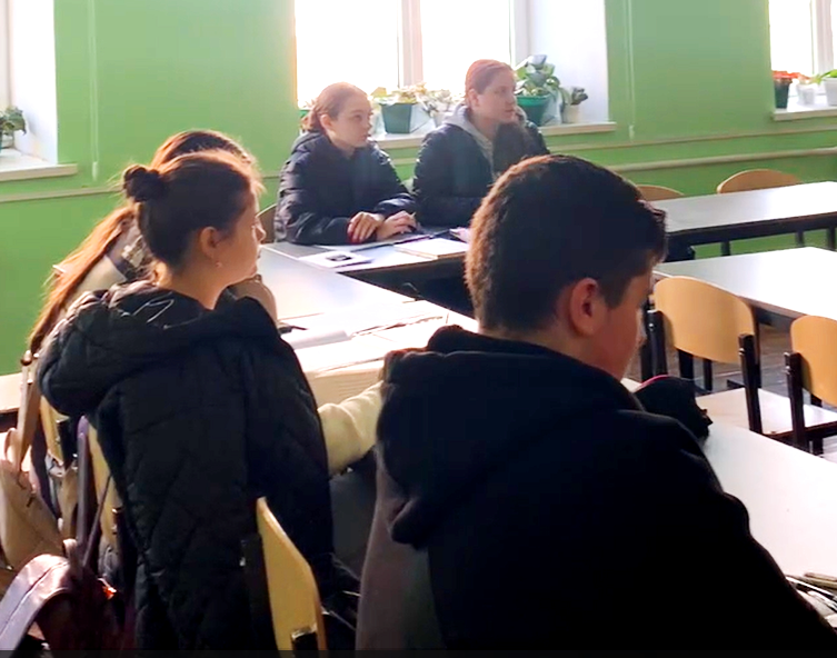  Старшокласники під час профорієнтаційної зустрічі.png